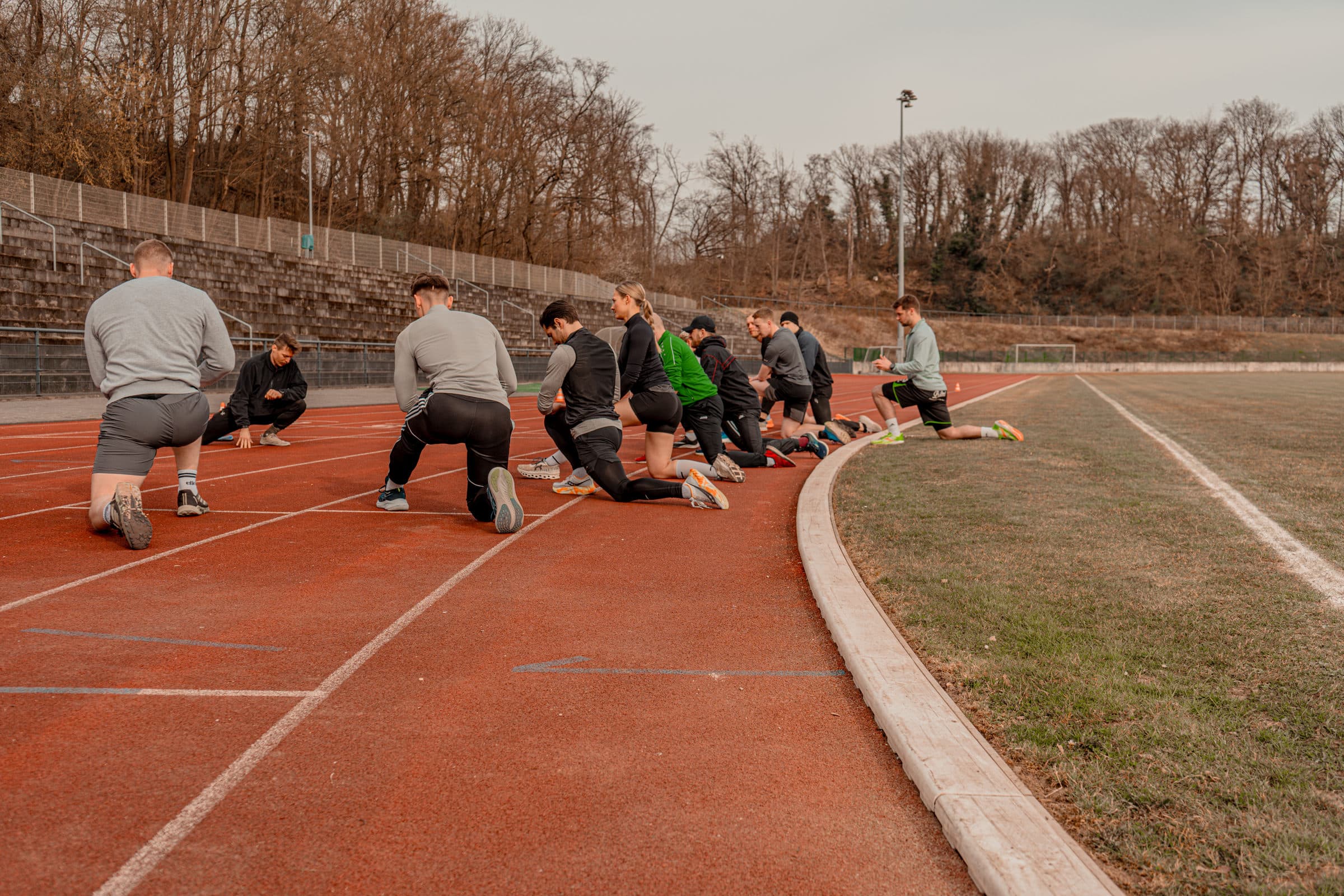 Einsatzkräfte beim gemeinsamen Training auf der Laufbahn
