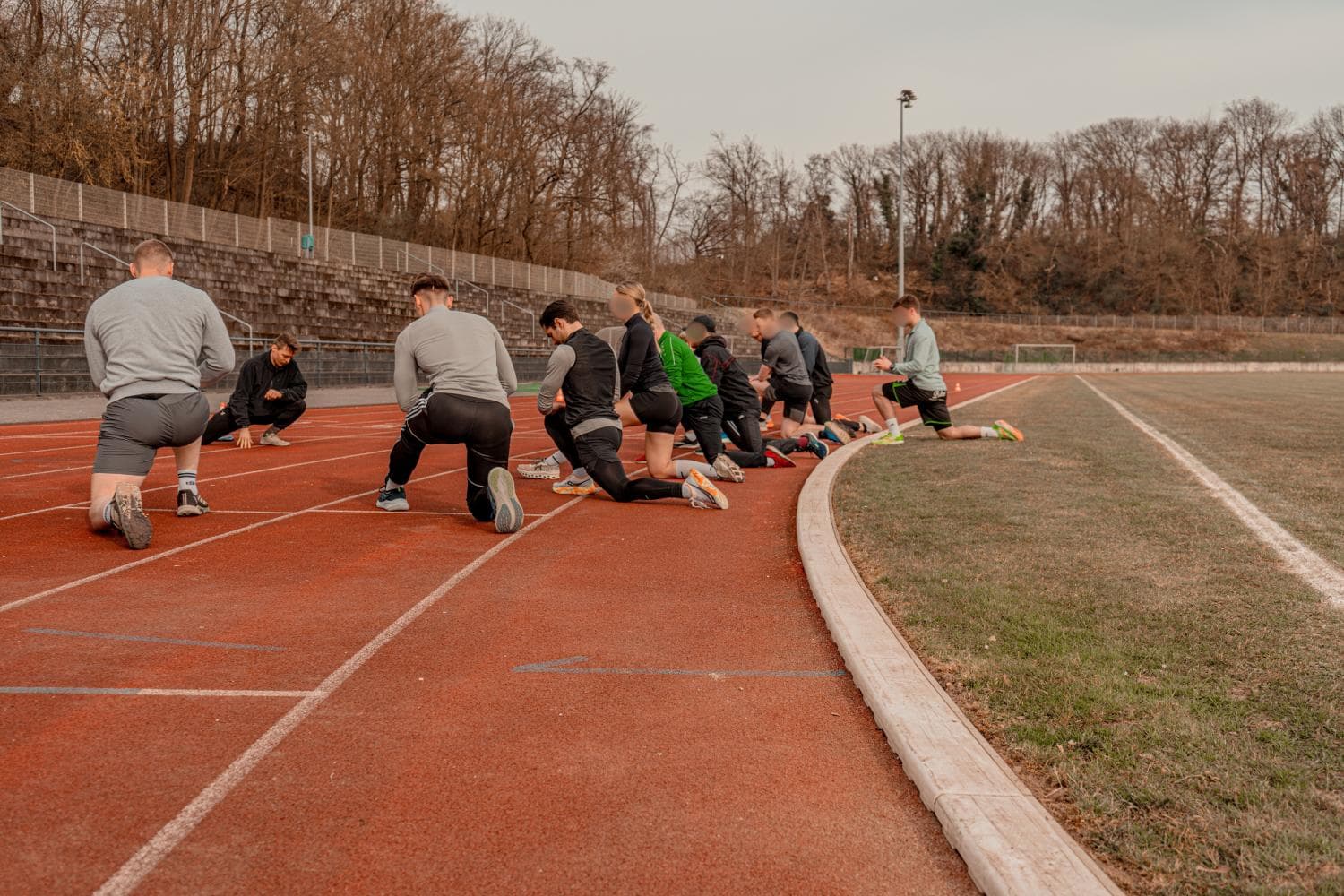 Gruppe von Einsatzkräften beim gemeinsamen Lauftraining
